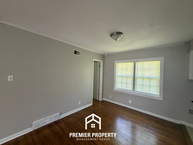 Foto del edificio - Charming 3BR Colonial Acres Cottage | All Hardwood Floors & Huge Fenced Yard