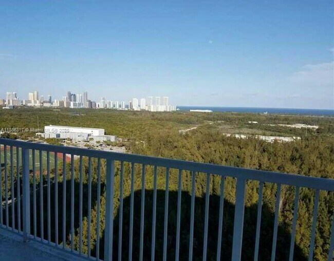 Foto del edificio - 14951 Royal Oaks Ln