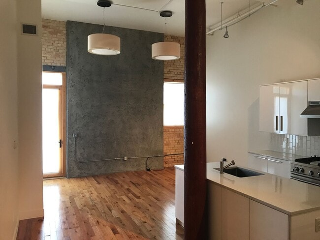 Foto del edificio - Beautiful 2 Story Apartment