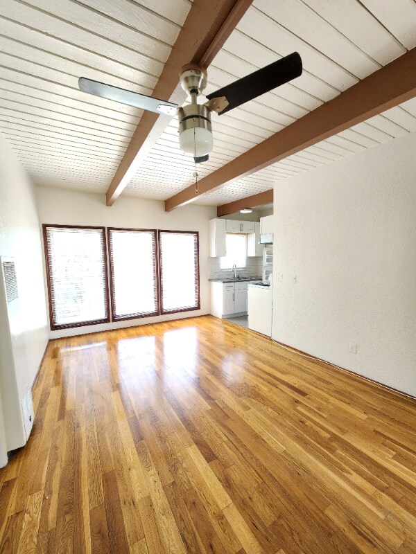 Foto del edificio - 1909 Beachwood Dr