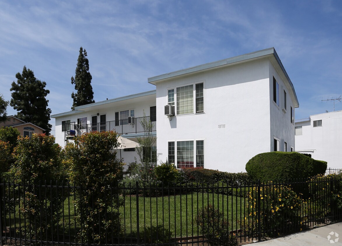 Building Photo - 10901 Jefferson Blvd