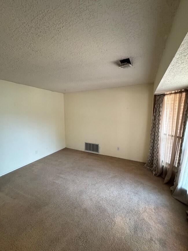 Building Photo - Northeast Heights three bedroom two bath s...