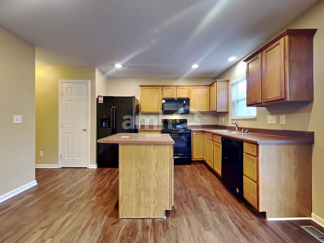 Building Photo - 755 Elm Tree Dr