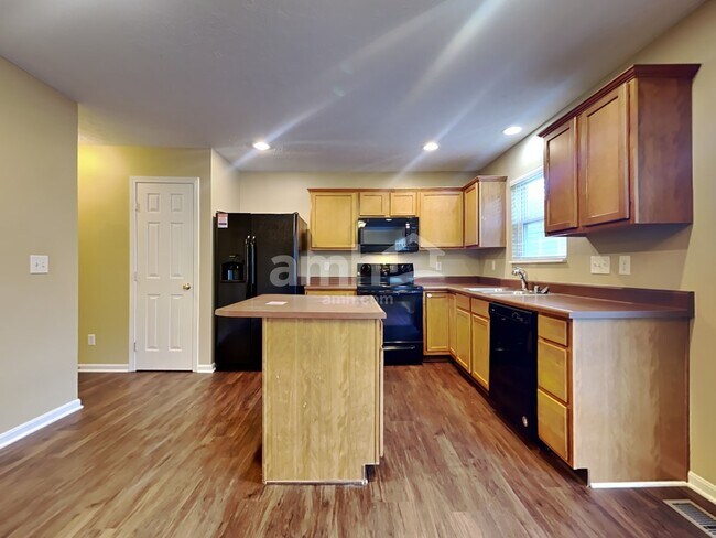Foto del edificio - 755 Elm Tree Dr