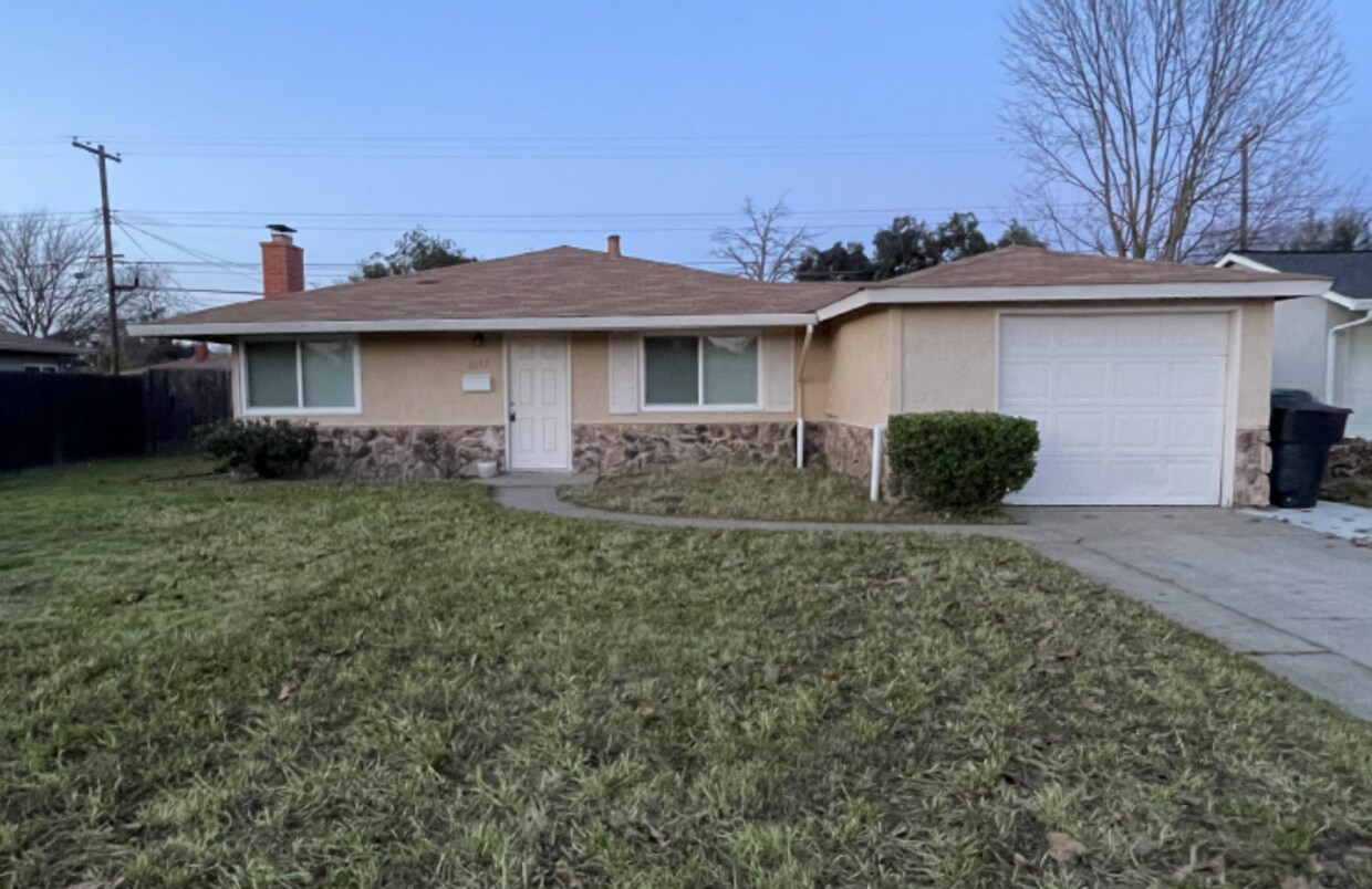 Foto del edificio - ADORABLE Arden Arcade 2 bedroom home! HUGE YARD!!  (Please reference entire ad for viewings)