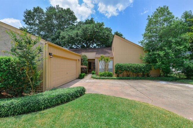 Foto del edificio - 15815 Rippling Water Dr