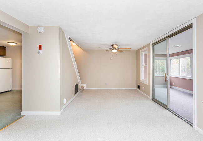 Main Living Room w Cable hookup - 133 N Lake Ave