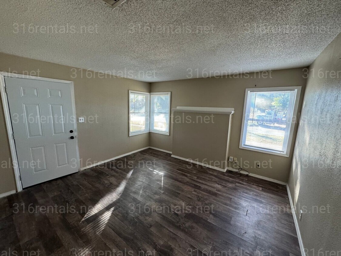 Foto principal - $1,250 - 4 bed 2 bath - Single Family Home...