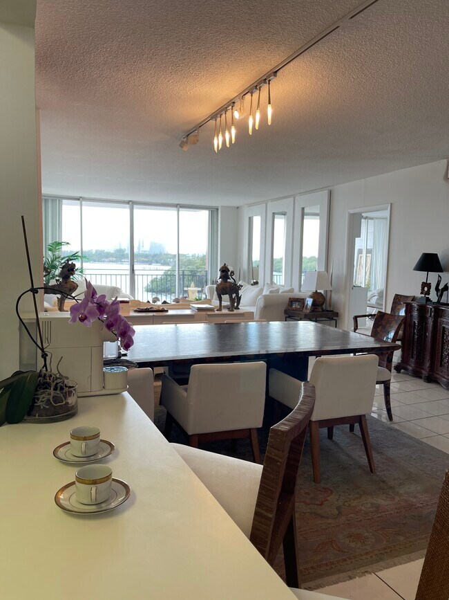 Foto del edificio - 770 NE 69th St
