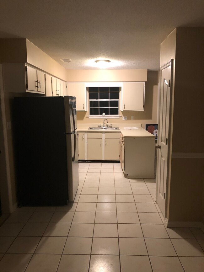 Building Photo - 1350 Whitfield Park Dr