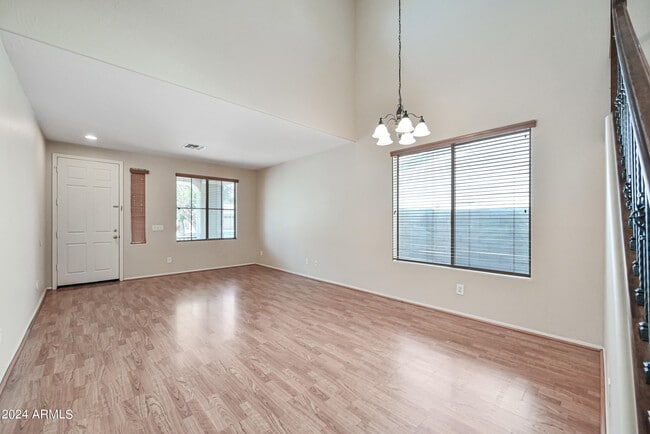 Building Photo - 1543 E Nightingale Ln