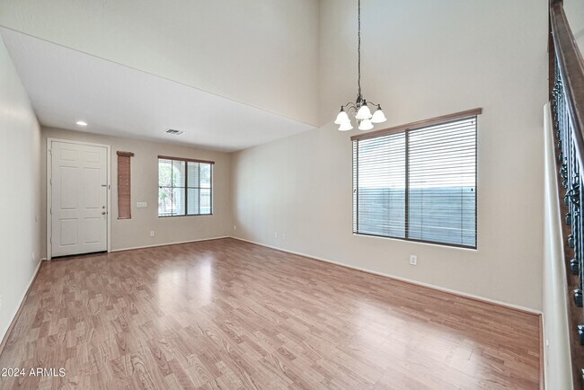 Foto del edificio - 1543 E Nightingale Ln