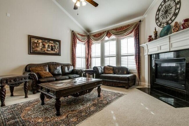 Foto del edificio - Bright and airy living room, fireplace, st...