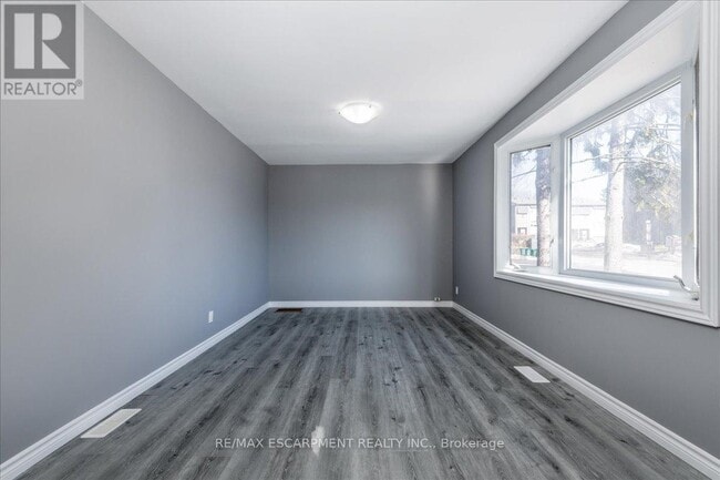 Building Photo - 210 Owen St