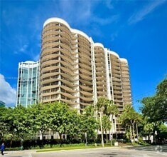 Building Photo - 2843 S Bayshore Dr