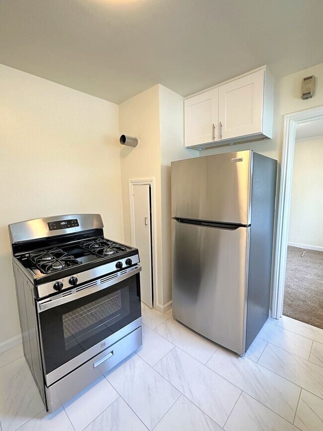 Foto del edificio - Updated Top-Floor 1 Bed/1 Bath Apartment A...