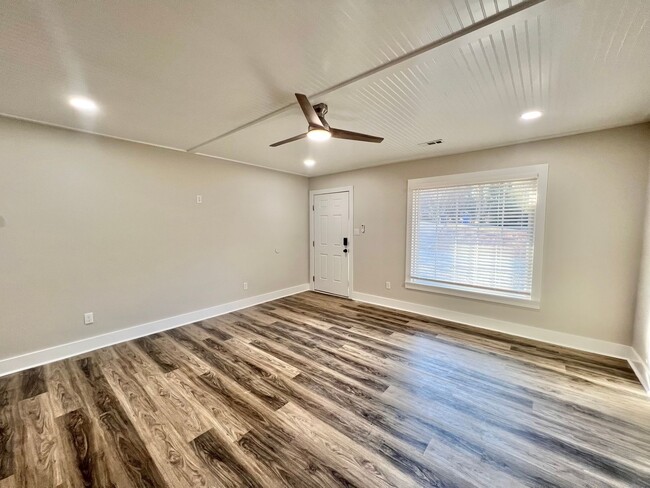 Foto del edificio - Newly Remodeled 2BD, 2BA Raleigh Condo in ...