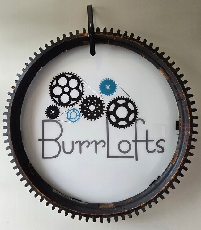 Building Photo - 123 Pine St