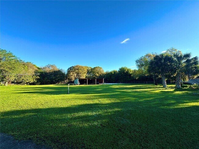 Foto del edificio - 15696 Ferris Pl