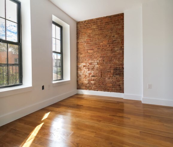 Primary Photo - 1654 Putnam Ave