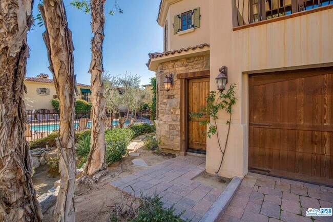 Building Photo - 443 Villaggio N