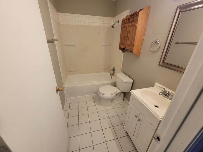 Building Photo - **Deposit Special $500** 1024 Franklin St ...