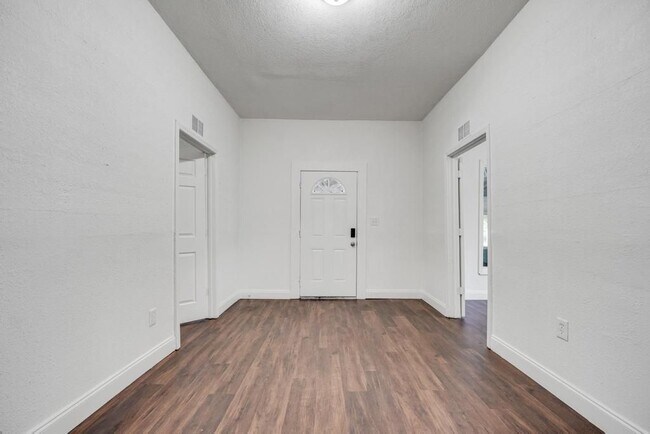 Building Photo - 2410 Mc Quade St