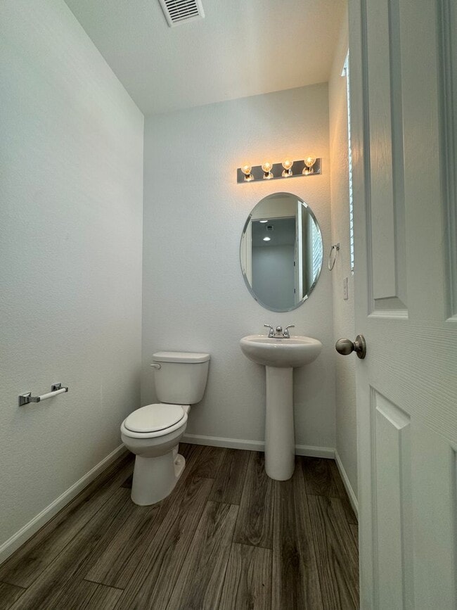 Building Photo - Newer 3 Bedroom plus loft in Paint Brush H...