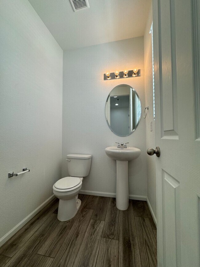 Foto del edificio - Newer 3 Bedroom plus loft in Paint Brush H...