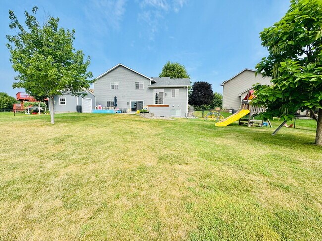 Foto del edificio - Spacious 4-Bed Shakopee Gem with Granite Finishes & Finished Basement