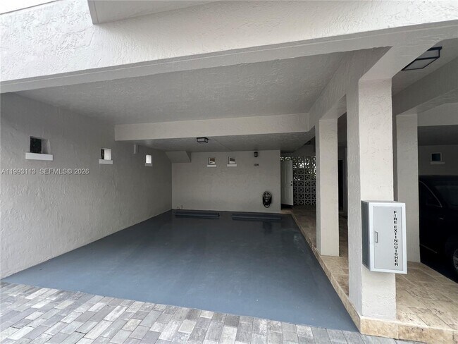 Foto del edificio - Navarre Avenue, Coral Gables, FL 33134 - 3 BR 2.5 BA condo