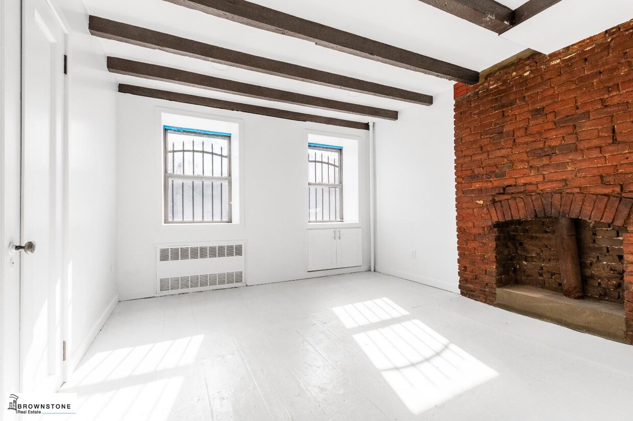 Primary Photo - NO FEE! Carroll Gardens: Mint and Chic Dup...