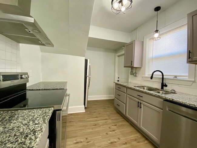 Building Photo - Beautiful Renovated 3 Bedroom 2 Bath Home ...