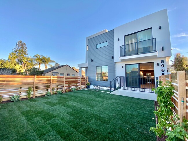 Foto del edificio - 5968 W. 86th PLACE FABULOUS NEW*4BD/4BA*TO...