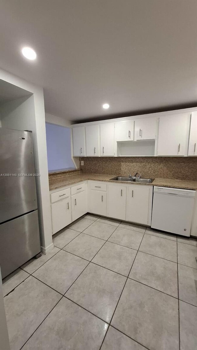 Foto del edificio - 6950 Miami Gardens Dr
