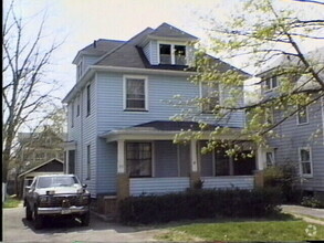 Building Photo - 93 Roslyn St
