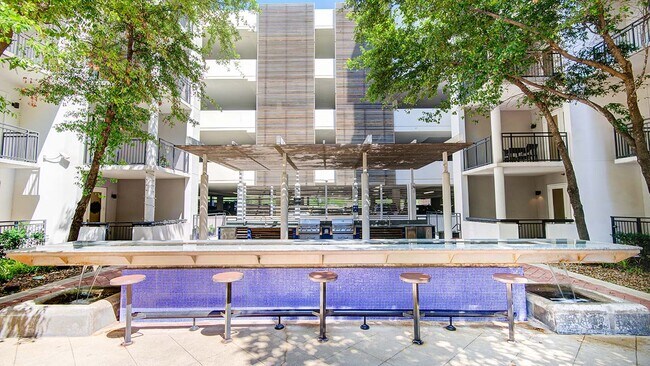 Salón al aire libre Griffis Uptown con parrillas para barbacoa. - Griffis Uptown