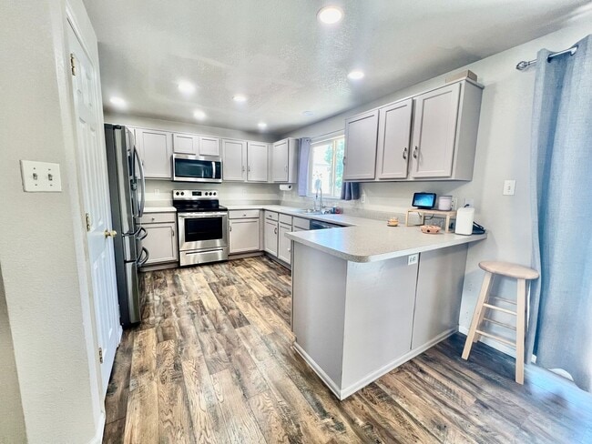 Building Photo - Beautifully Updated Home In Desirable Hend...