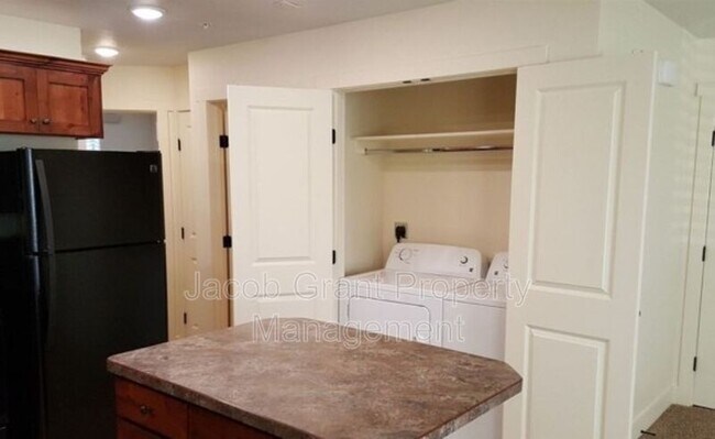 Foto del edificio - 878 Everett Pl