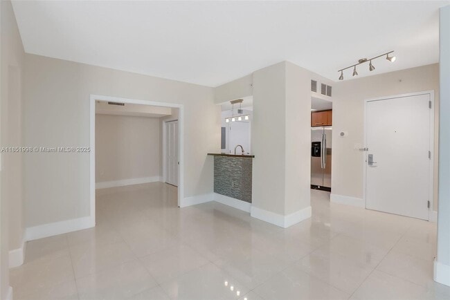 Foto del edificio - 9055 SW 73rd Ct