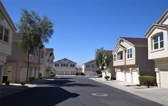 Building Photo - Cute 2 bed 2 bath townhouse with 1 car garage and washer and dryer in unit