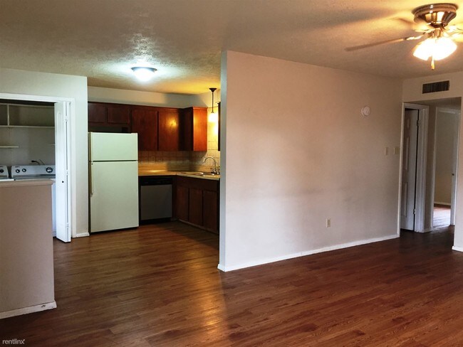 Building Photo - 2 br, 1 bath 4plex - 3708 Forestwood Drive D