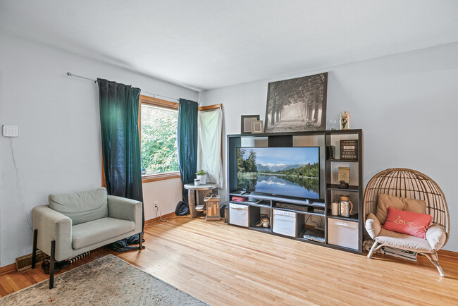Building Photo - 3237 Longfellow Ave