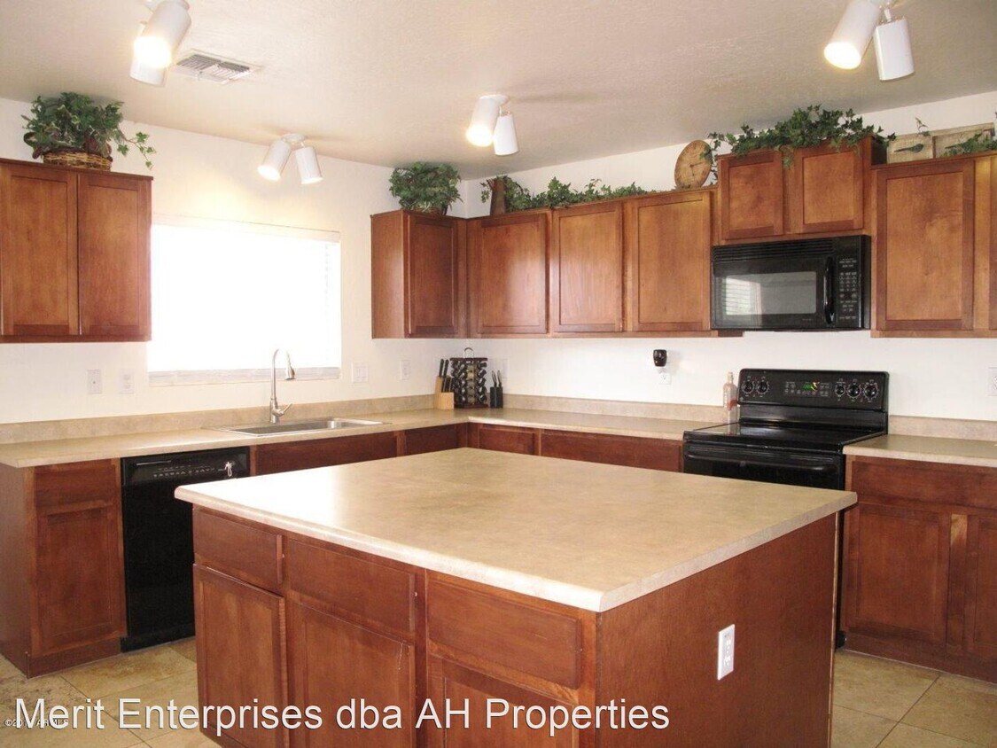 Building Photo - 4 br, 2.5 bath House - 3317 E SUPERIOR RD