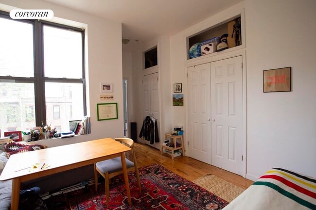 Building Photo - 194 Vernon Ave