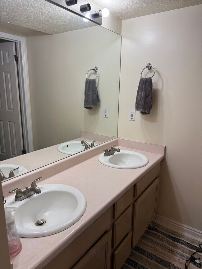 Building Photo - 1171 Country Ridge Dr