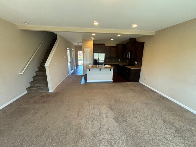 Building Photo - Beautiful 3 Bed/ 2.5 Bath Townhome w/ Gas ...