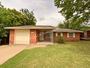 Building Photo - 2709 NW Hilltop Dr
