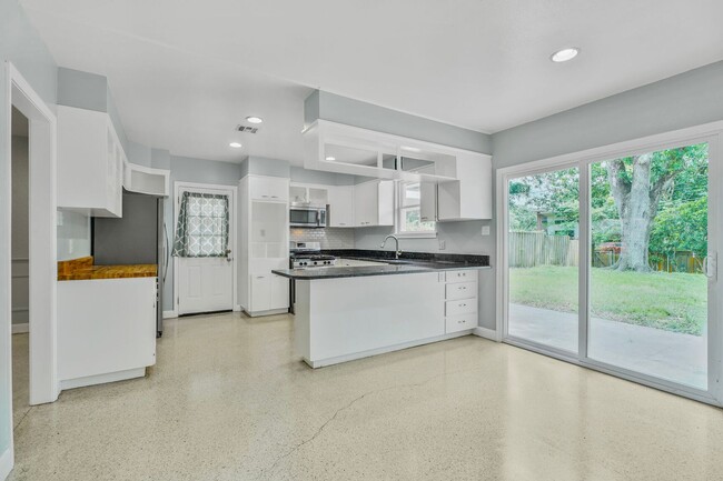 Foto del edificio - 6015 Dover Pl