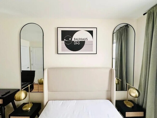Foto del edificio - Furnished room/NOT APARTMENT